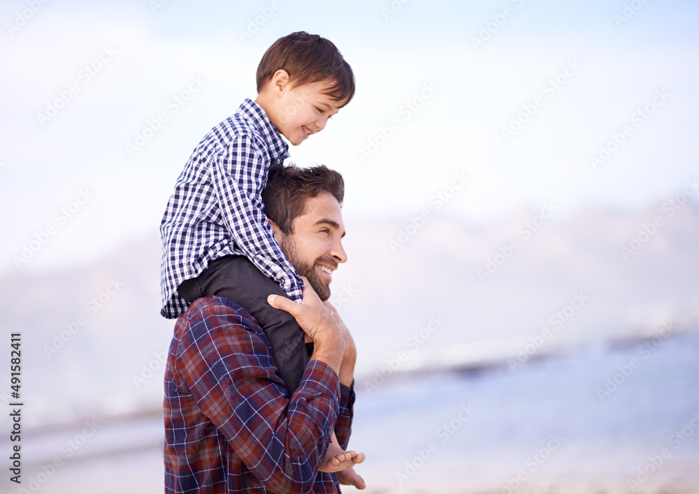 下一个爸爸，我们该去哪里？一个父亲面带微笑地把年幼的儿子扛在肩上。