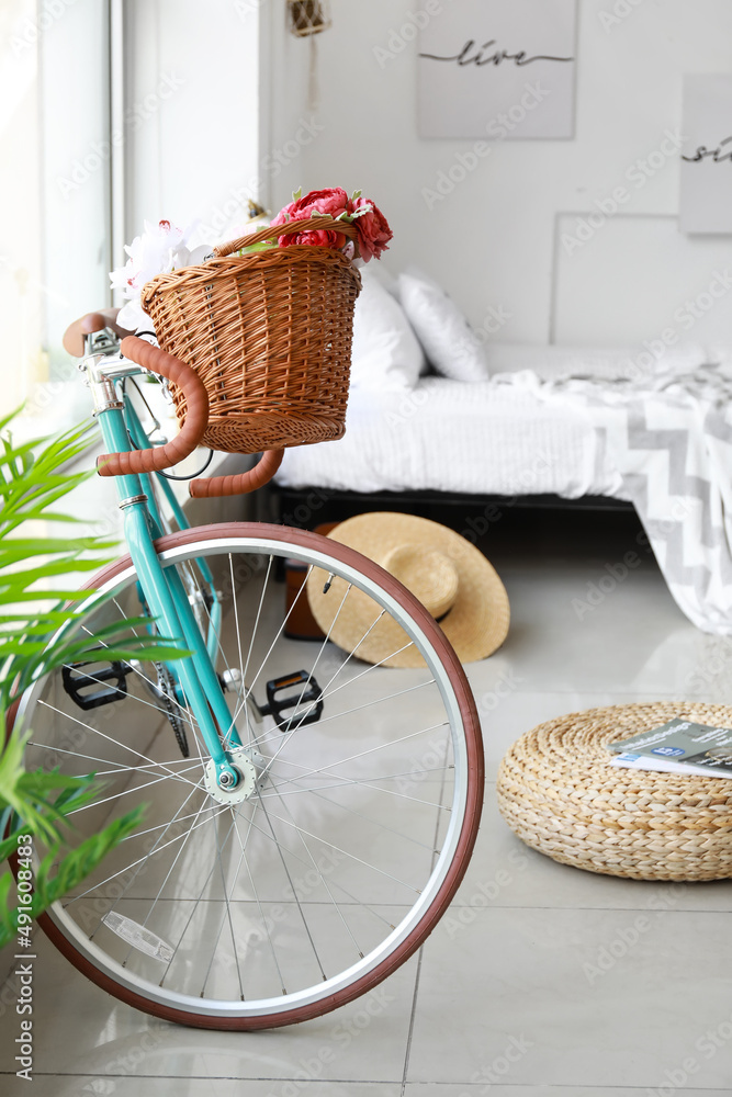 带自行车的现代时尚卧室内部