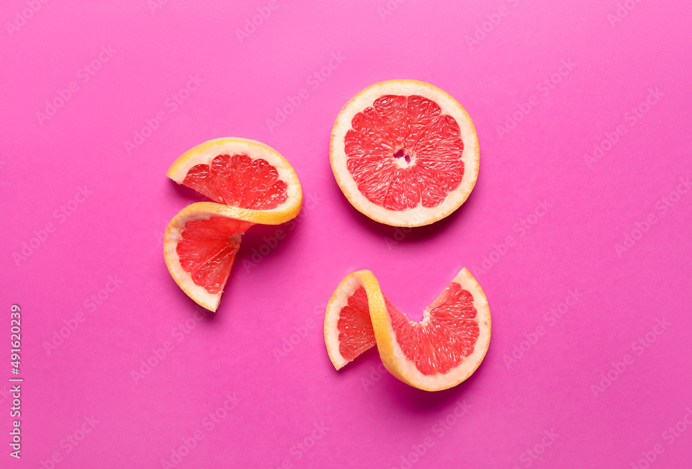 粉红色背景下美味的成熟葡萄柚片