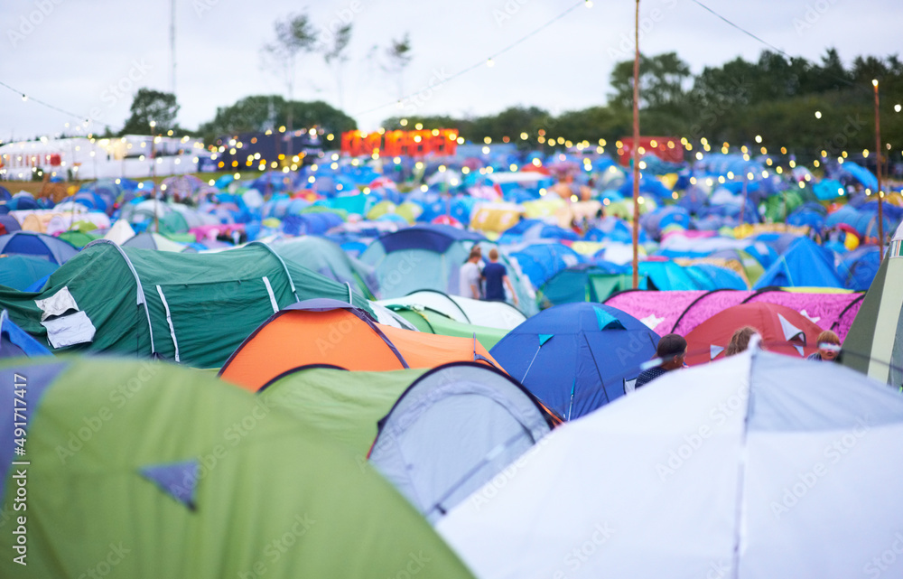 帐篷城。在户外节日上，一个营地里摆满了五颜六色的帐篷。