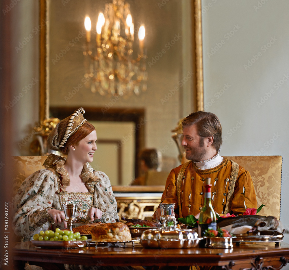 与公爵夫人共进晚餐。国王和王后一起享用晚餐。