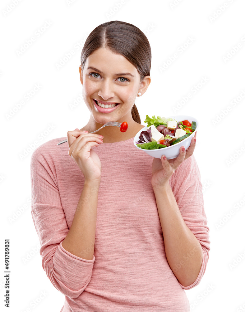 新鲜美味。一位年轻漂亮的女士正在吃健康沙拉的工作室肖像。