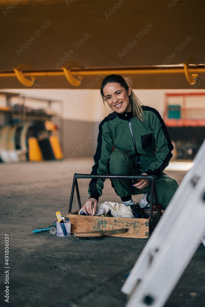 一位迷人的金发工程师的肖像，她正准备在飞机上工作。