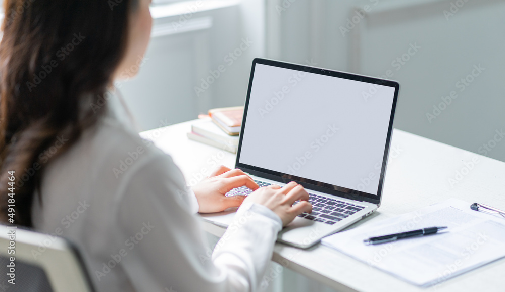 年轻的亚洲商业女性使用空白屏幕笔记本电脑的图像