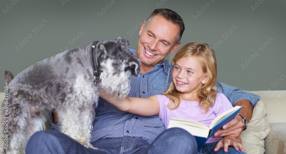家庭纽带。一个小女孩和她父亲在家的照片。