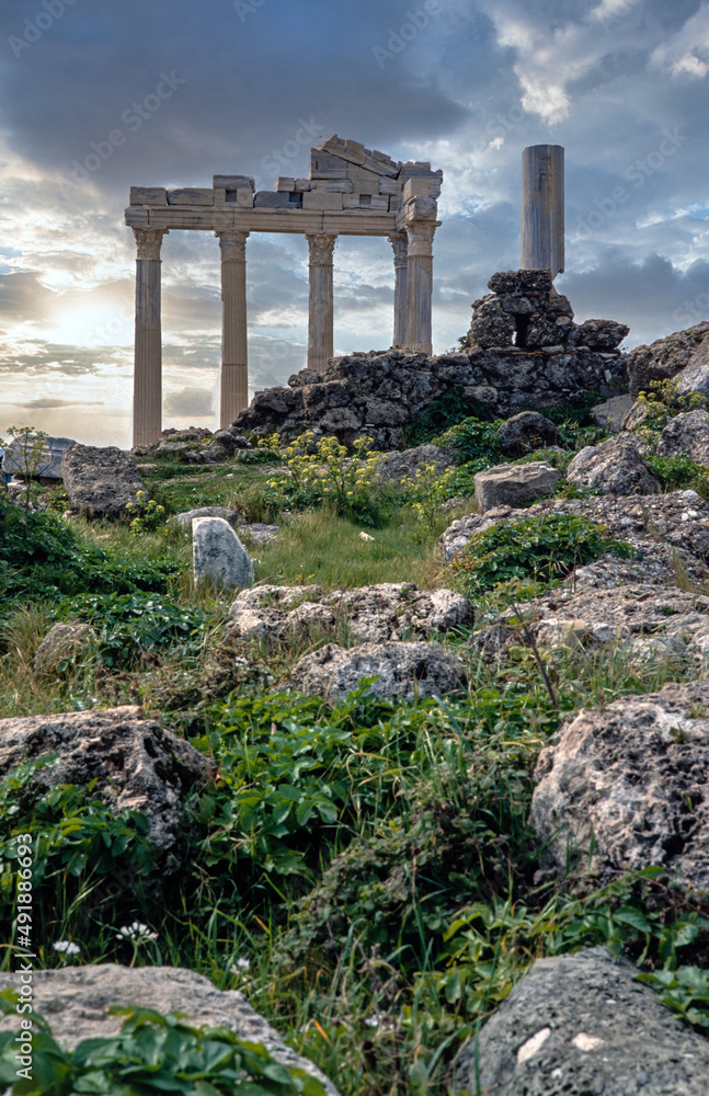侧面。希腊神庙遗址。阿波罗神庙。柱子。土耳其安塔利亚。地中海。柱子。