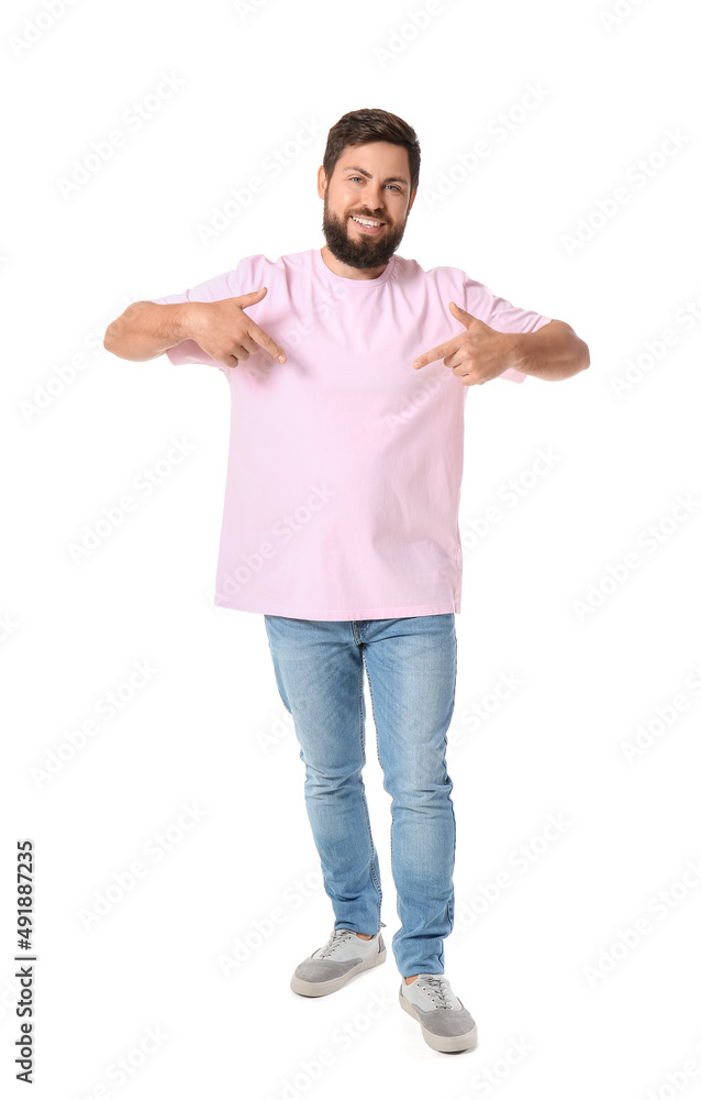 英俊男子指着白底粉色t恤