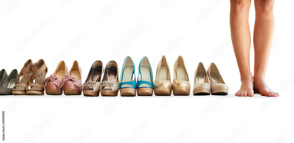 每件衣服都要穿鞋子。一个女人站在一排孤立的鞋子旁边的剪影