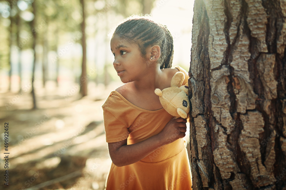 如果我们今天去森林……一个小女孩和她的泰迪熊在森林里玩耍的镜头。