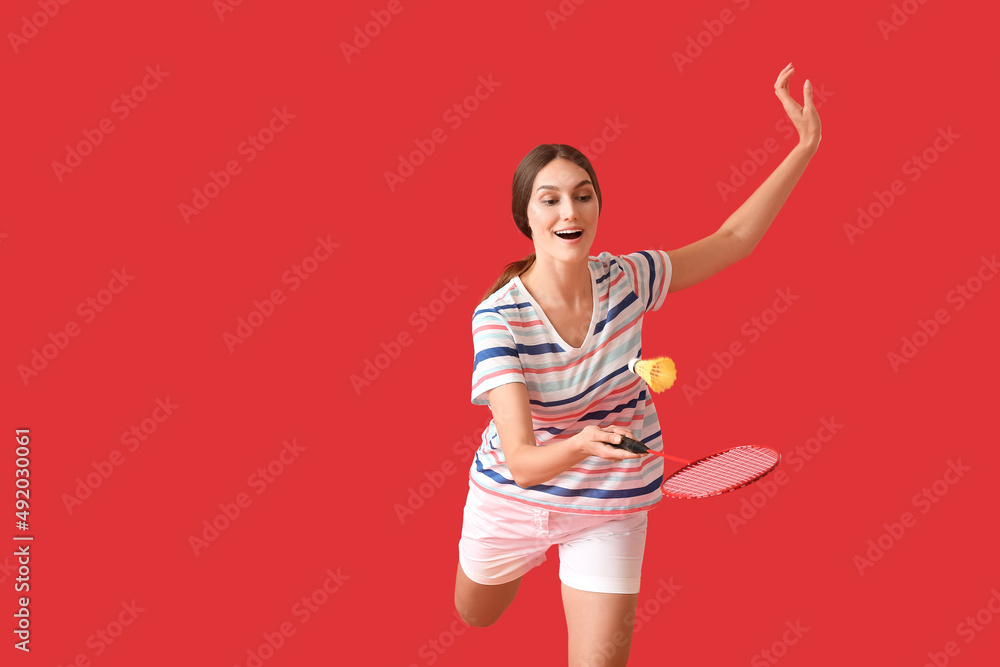 彩色背景运动型女子羽毛球运动员