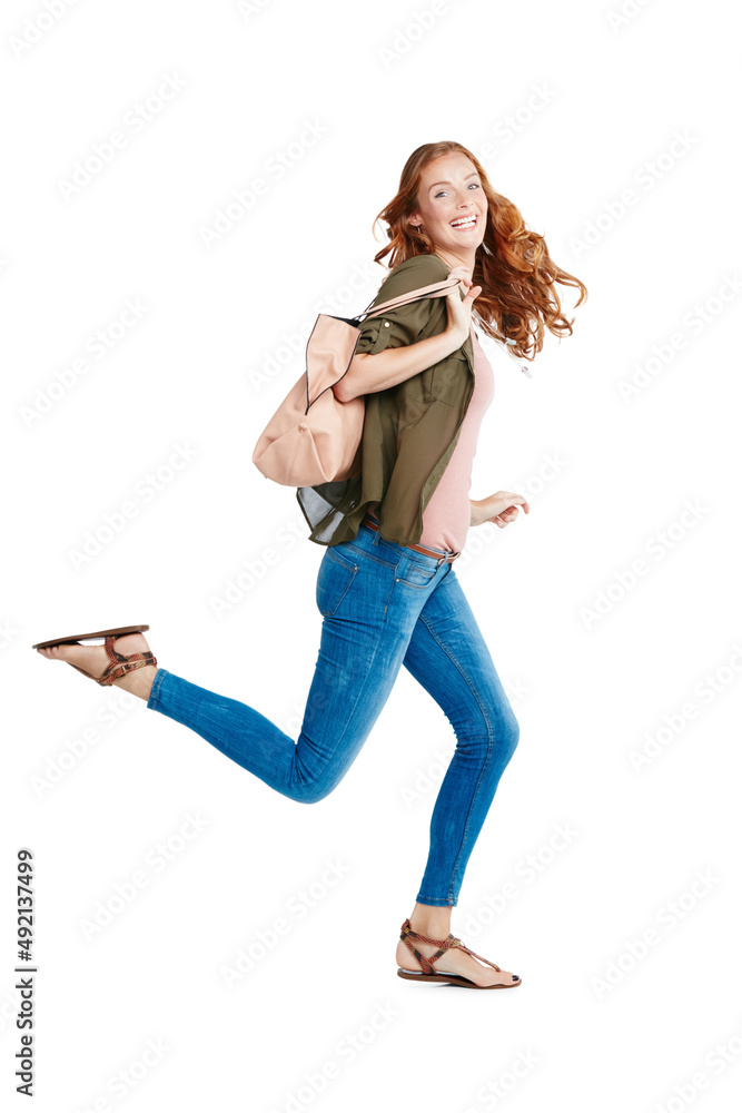 可以去的地方和可以看的人。一个年轻女子在白色背景下奔跑的摄影棚照片。