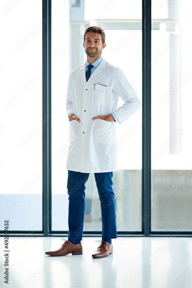 你的健康永远是最重要的。一位年轻医生站在医院里的画像。