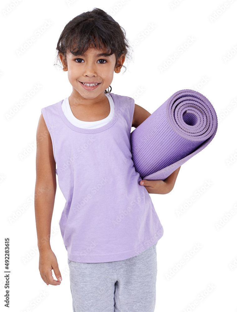 她得了瑜伽虫。一个可爱的小女孩站在她的瑜伽垫上。