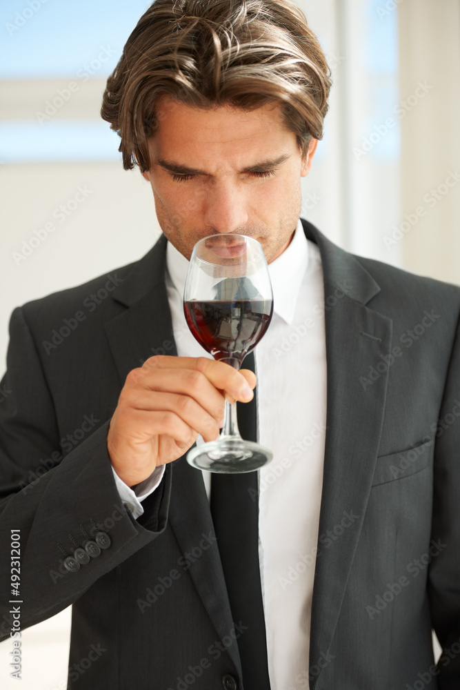 水果味十足，但又很有趣。一位英俊的葡萄酒鉴赏家正在享用一杯红酒。