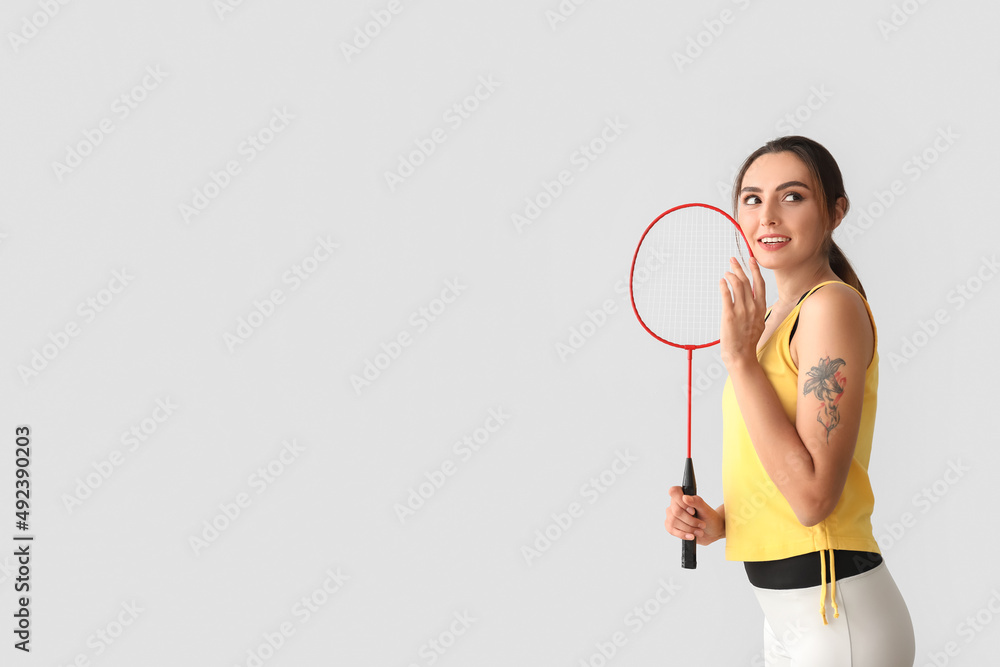 轻盈背景下的运动型女子羽毛球运动员