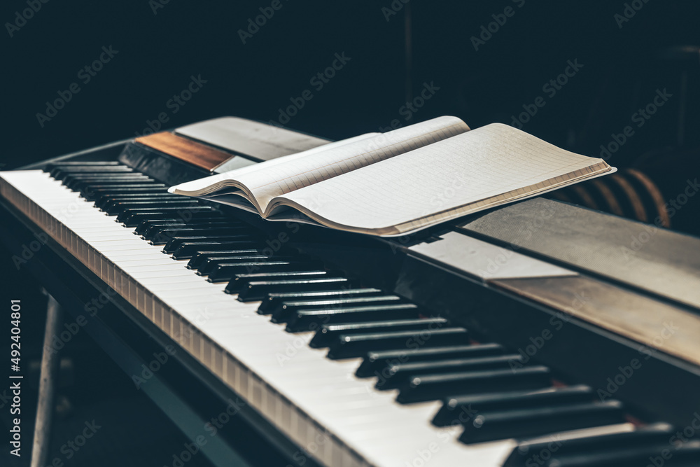 在黑暗中打开钢琴键上的记事本，关闭。