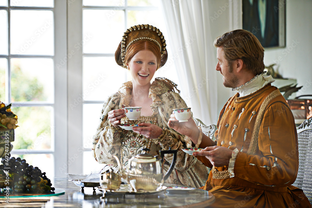 与伯爵一起喝茶。国王和王后在家一起喝茶。