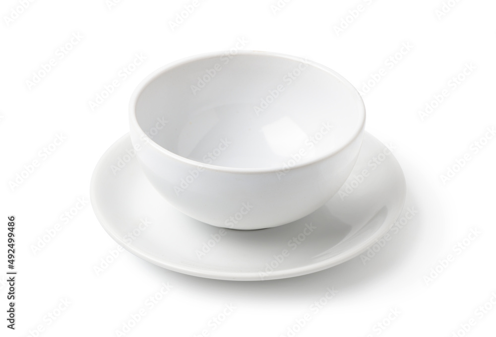 空的白色碗，白色背景上隔离着茶托。剪辑路径。