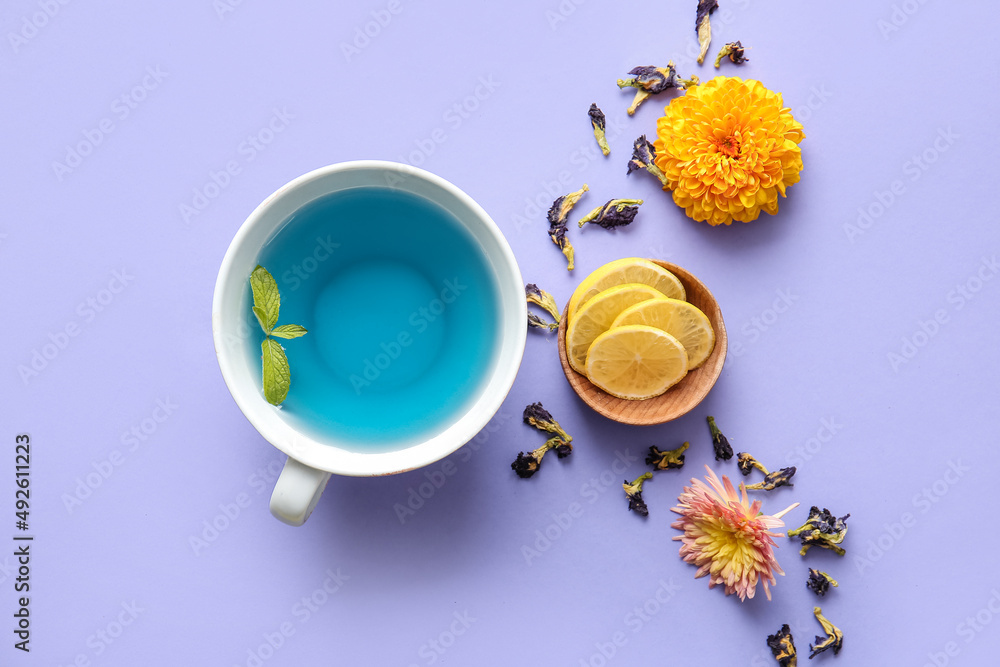 以一杯蓝茶、柠檬和干蝴蝶豌豆花为背景的构图