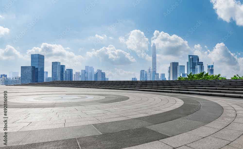 中国深圳的全景天际线和空荡荡的现代商业建筑。空荡荡的广场f