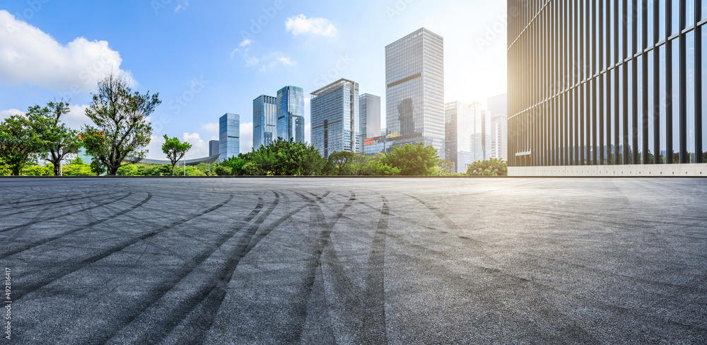 中国深圳的沥青路面平台和现代商业建筑。