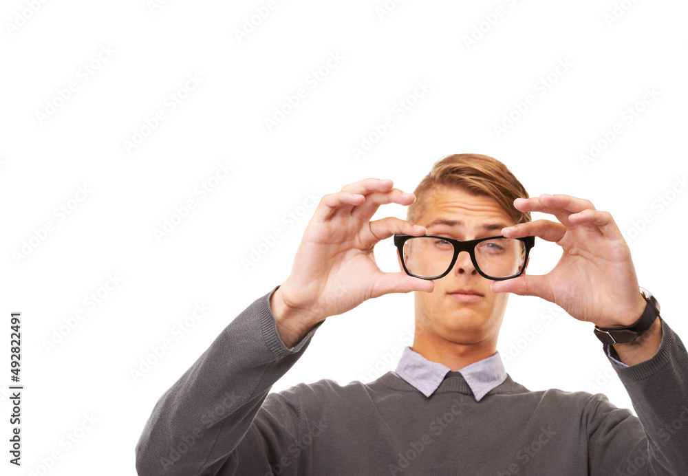 是时候买新眼镜了。一个年轻人在隔离状态下眯着眼睛看眼镜的工作室镜头