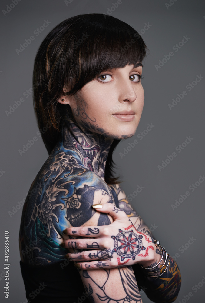 做一个原创，其他人都已经被拍摄了。一个纹身年轻女性的裁剪工作室肖像。