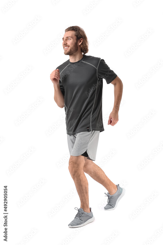 白色背景下的运动型男子跑步