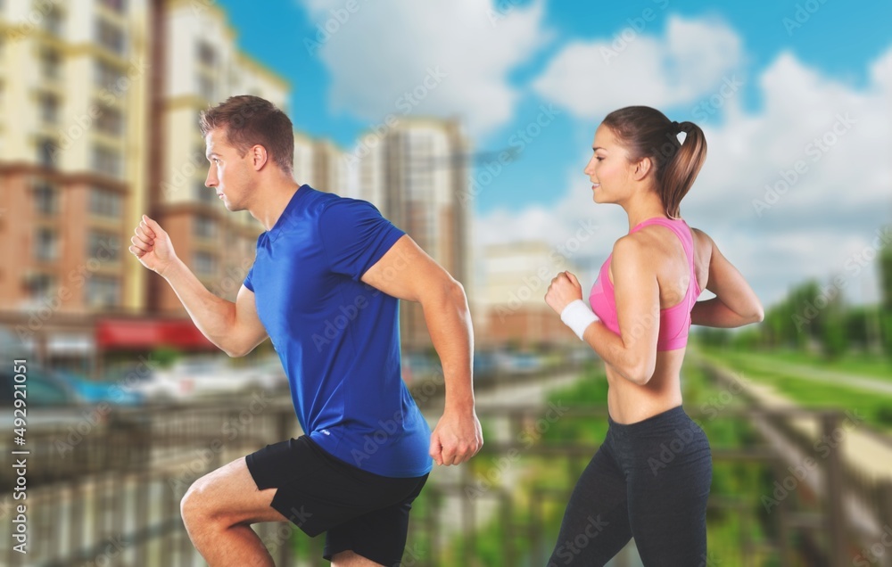 人们运动跑步理念。快乐的跑步者夫妇在户外锻炼是健康生活方式的一部分。