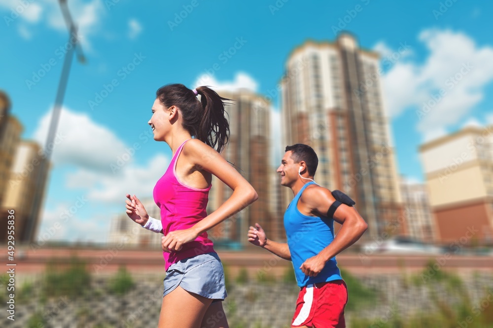 人们运动跑步的概念。快乐的跑步情侣在户外锻炼是健康生活方式的一部分。