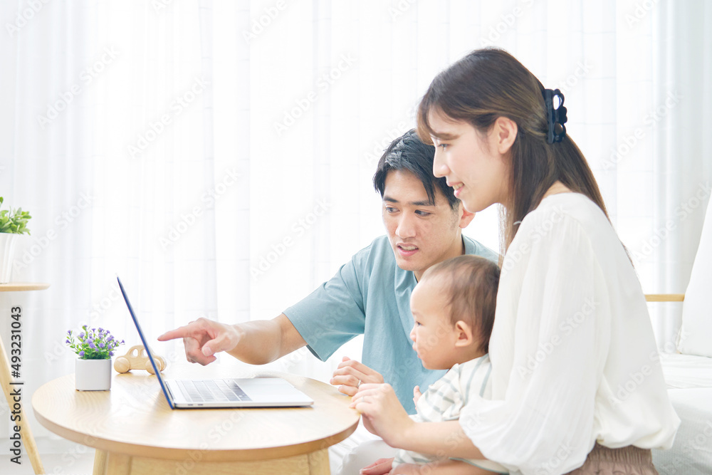 夫婦と赤ちゃん　パソコン　リビング