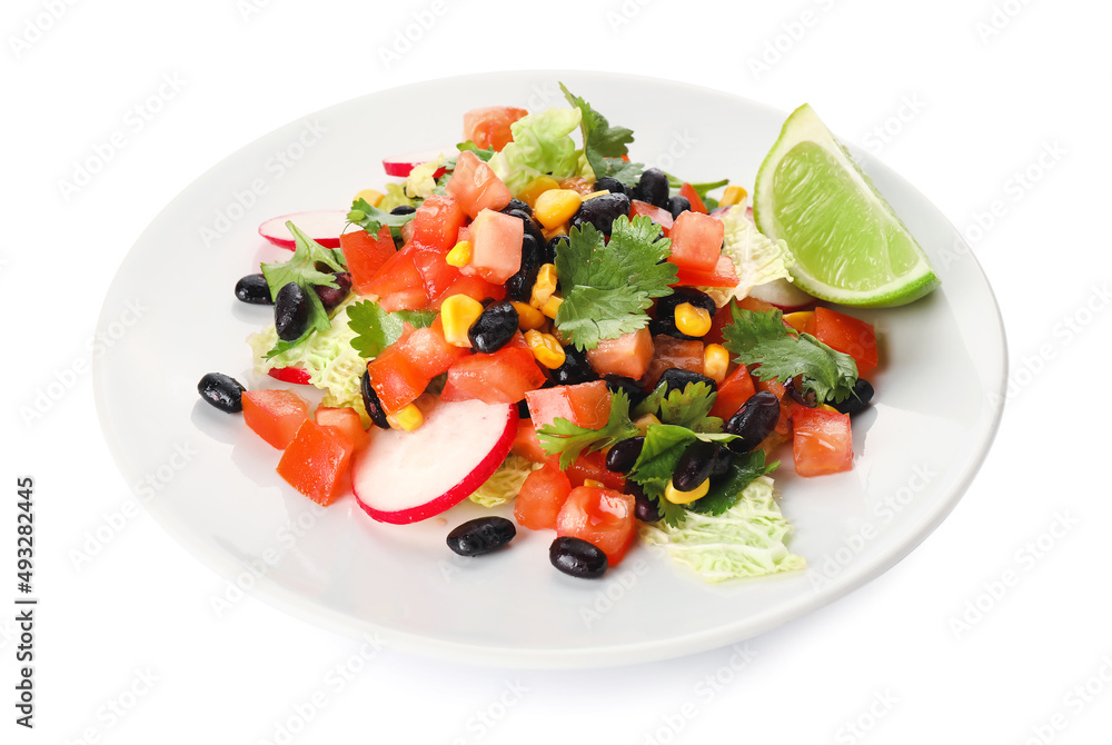 一盘美味的墨西哥蔬菜沙拉，白底黑豆和萝卜