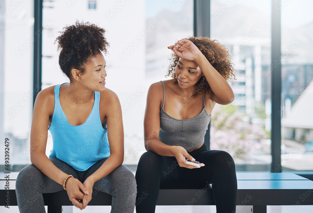 哇，我真的出了一身汗。两个年轻女人在瑜伽课后聊天的裁剪镜头。