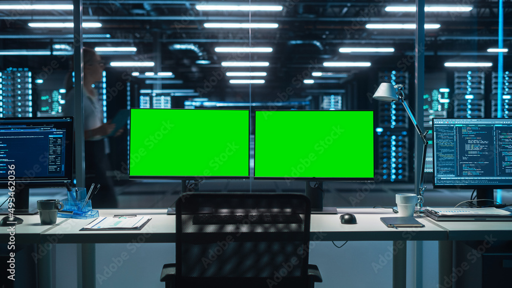 在个人电脑S上显示两个绿屏Chroma键的高科技数据中心服务器