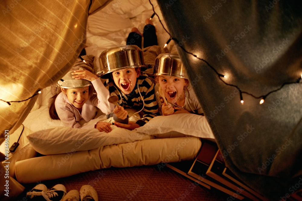 Arrrr.在一个毯子堡垒里拍摄的戴着锅盔的可爱小朋友。
