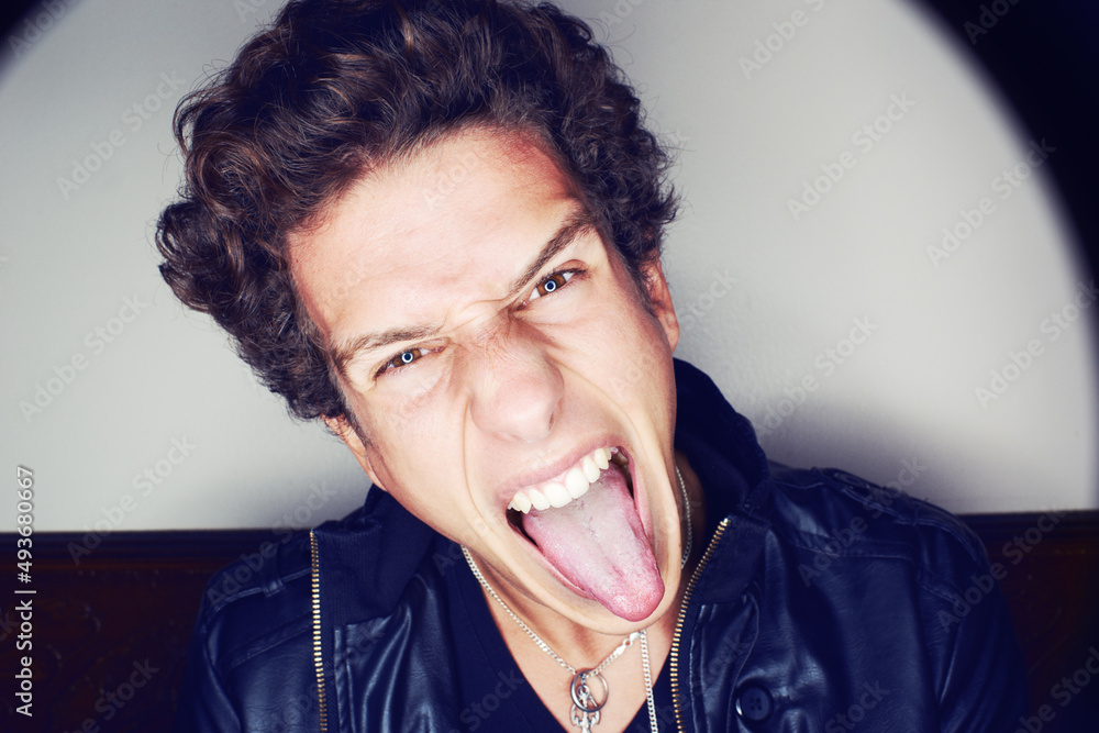 是的。一个年轻人伸出舌头，在光环的包围下尖叫的特写照片