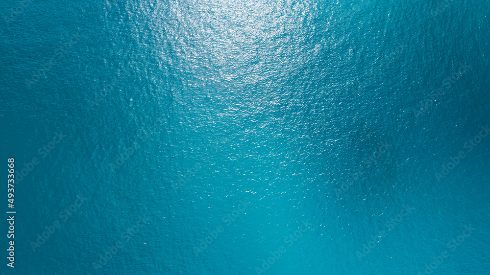 海面鸟瞰图，蓝色海浪和水面纹理的鸟瞰照片蓝色海洋背景