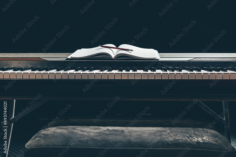 在黑暗中打开钢琴键上的记事本，复制空间。