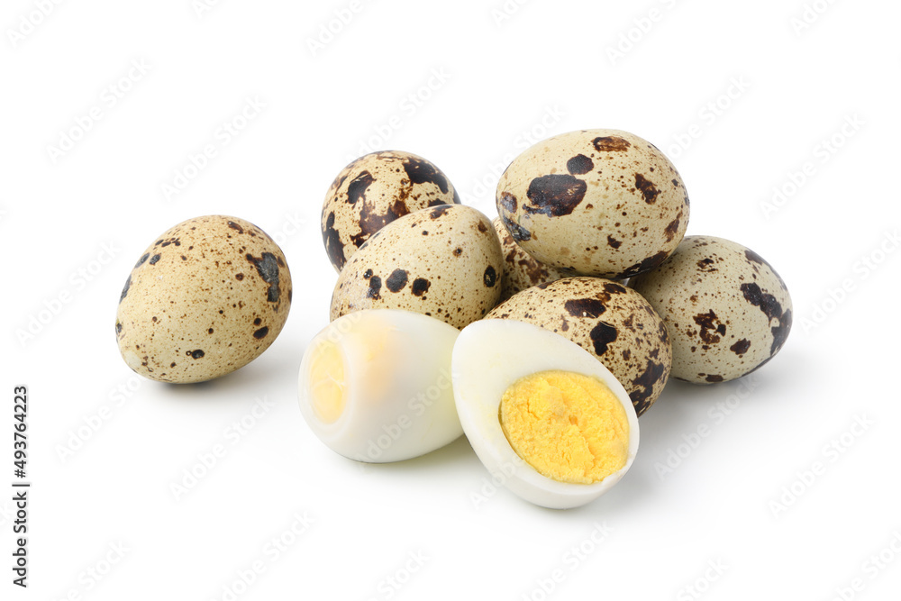 煮鹌鹑蛋，半个分离在白色背景上。