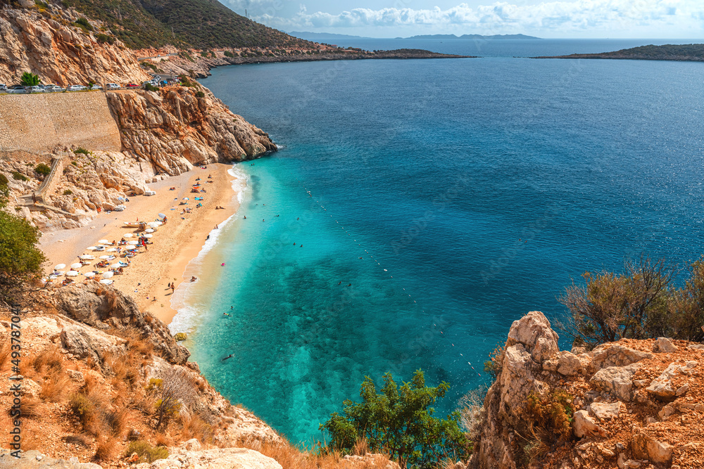 土耳其安塔利亚地区卡斯镇附近的卡普塔斯海滩，清澈的绿松石海水和沙滩