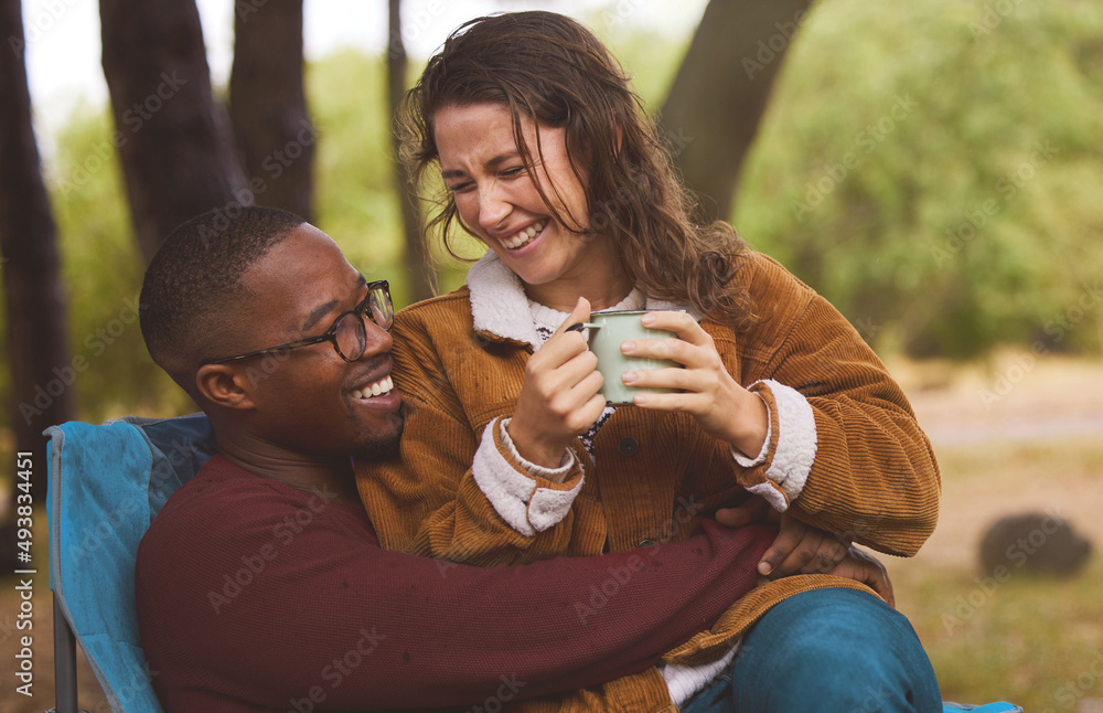 断开连接重新连接。一名女子在野外露营时坐在男友腿上的照片