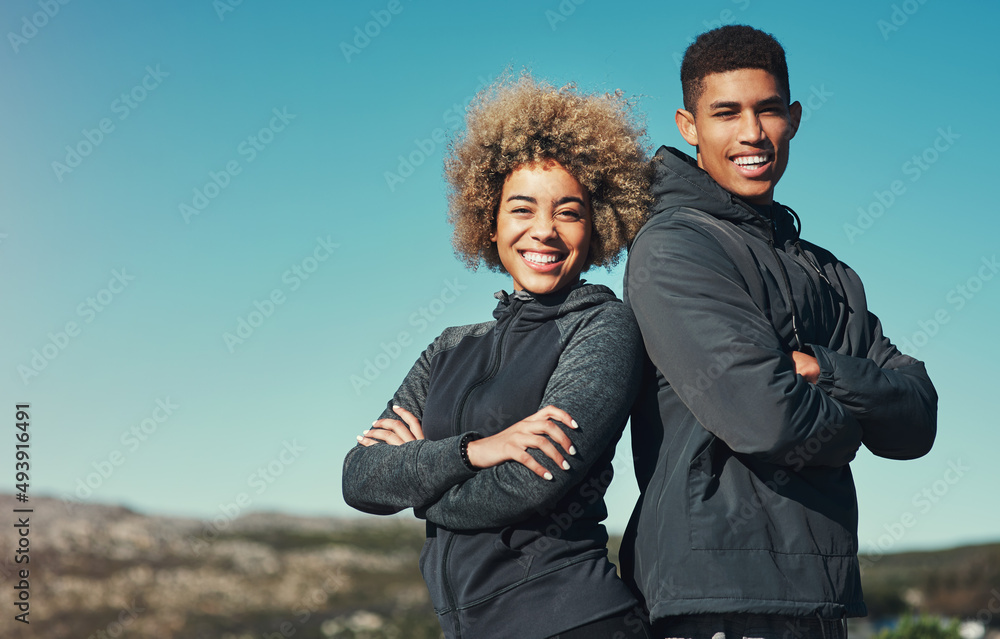 我们将长期参与其中。一对幸福的年轻夫妇外出跑步的画像。