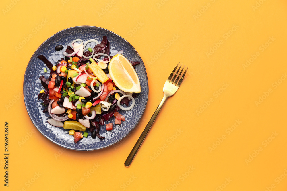 一盘墨西哥蔬菜沙拉，彩色背景上有黑豆和萝卜