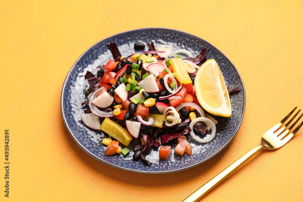 一盘墨西哥蔬菜沙拉，背景是黑豆和萝卜