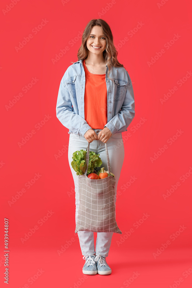 年轻女子拿着红底蔬菜环保袋
