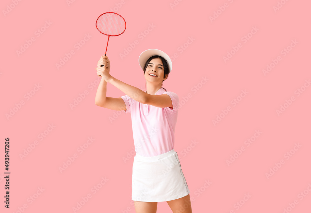 彩色背景的运动型女子羽毛球运动员