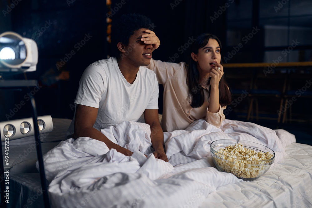 妻子在看电影时遮住丈夫的眼睛