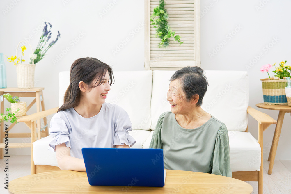 孫と祖母　ノートパソコン　リビング
