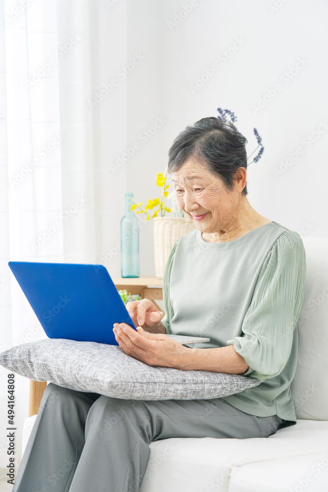 高齢者　ノートパソコン　リビング