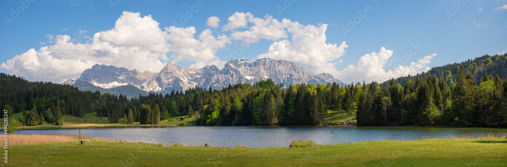 Karwendel山脉和Gerold湖的壮丽景色，蓝天白云